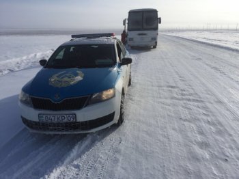 Алматыда инспекторлардың жол үстінде ұсталған сәті видеоға түсірілді